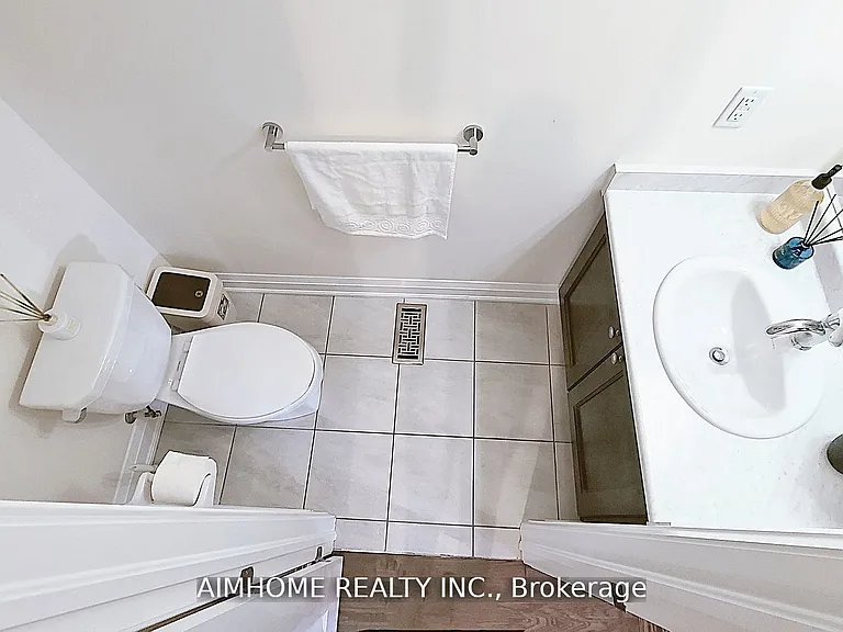45 Duncombe Ln — Photo 6
