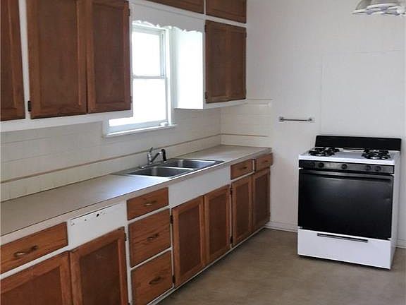 3rd image of 872 Cain Dr