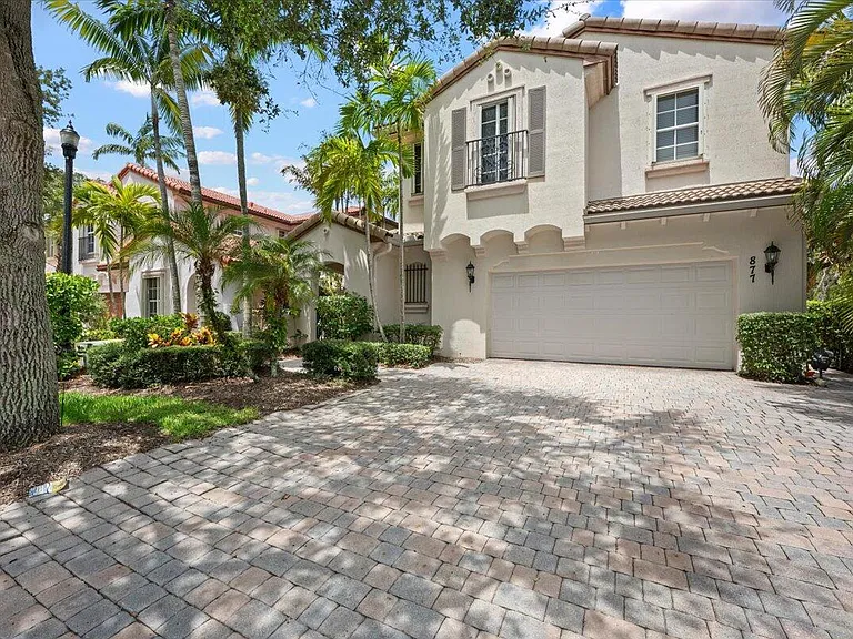 877 Taft Ct — Photo 3