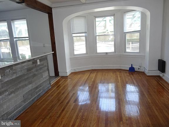 3rd image of 114 Levering St Floor 2