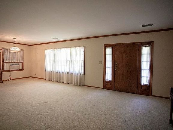 5th image of 924 W Forest Ave