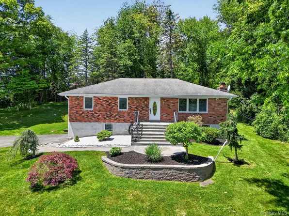 21 Crest Court, Hopewell Junction, NY 12533