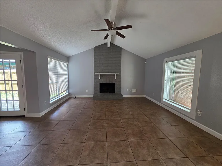1115 Rock Canyon Dr — Photo 4