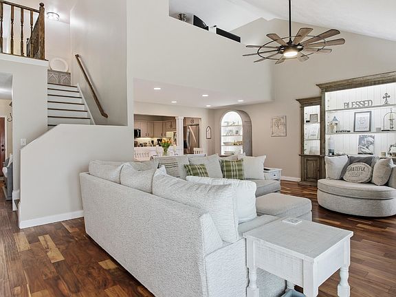 2nd image of 619 Farragut Commons Dr