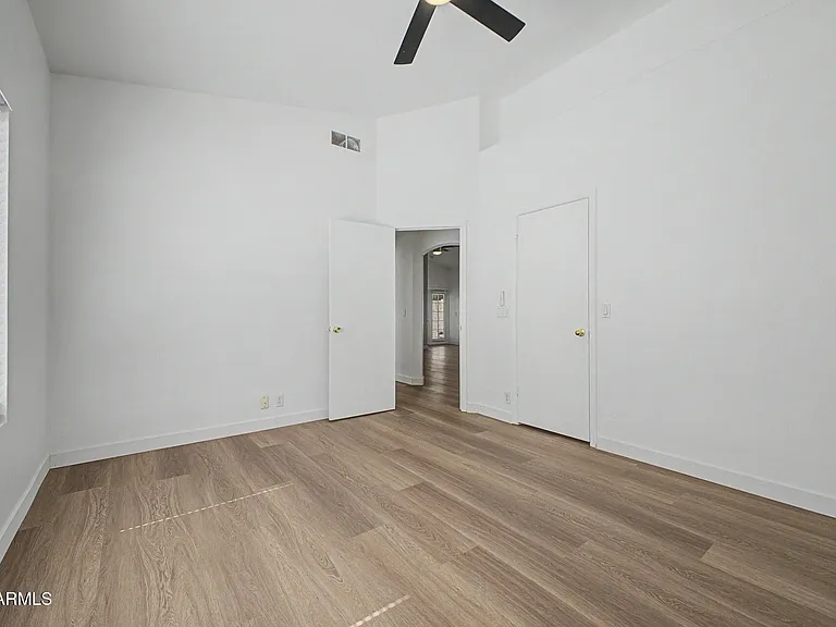 8868 W Laurel Ln — Photo 9