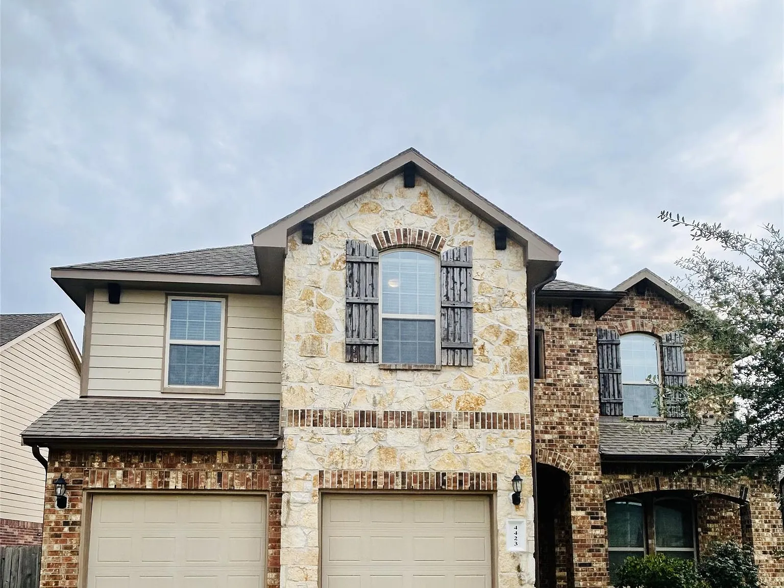 4 bed, 2.5 bath, 2241 sqft, $2,600 — Photo 1