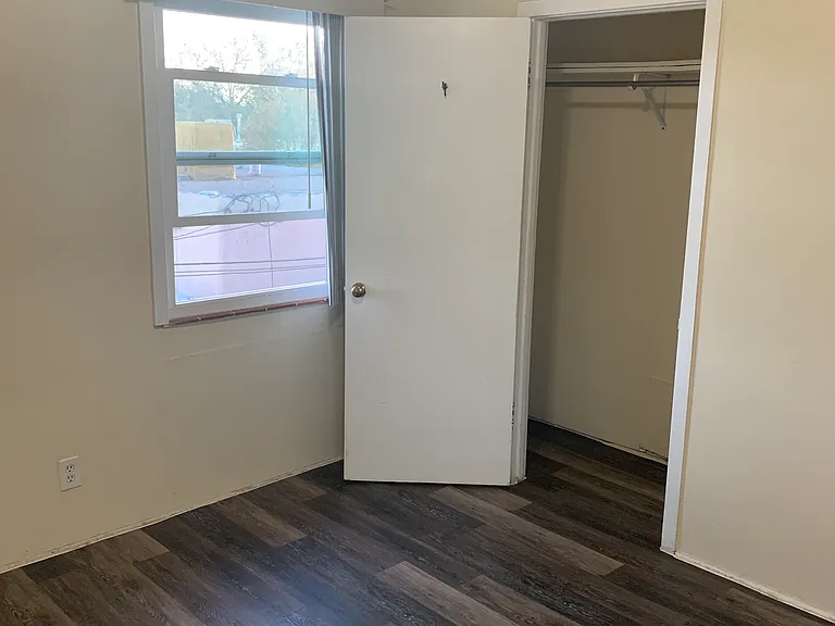 Updated 2 Bedroom in Nob Hill with Garage & Balcony — Photo 31
