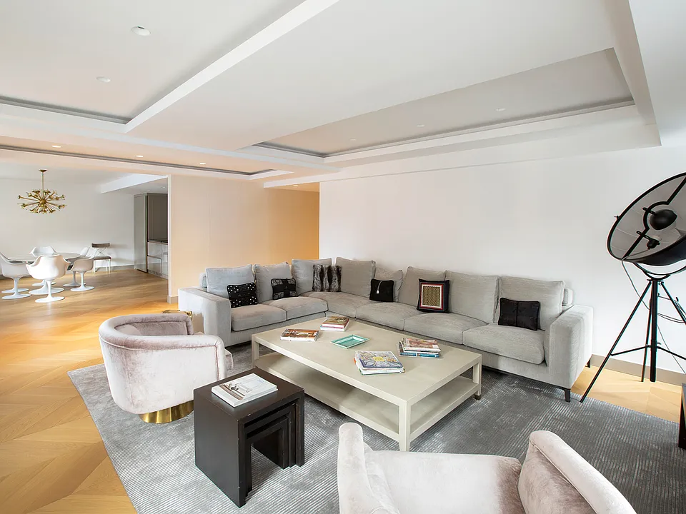 150 W 51st St #704