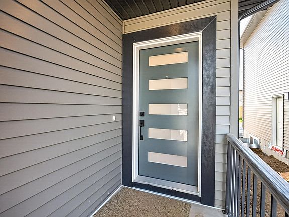 3rd image of 117 Caledon Cres