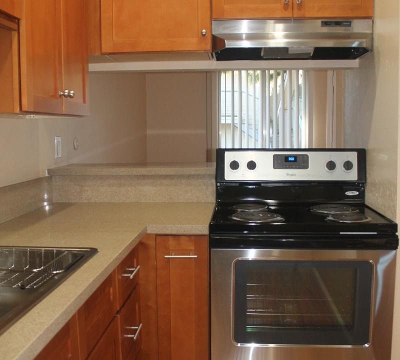 Quartz countertops! Stainless Steel Appliances!