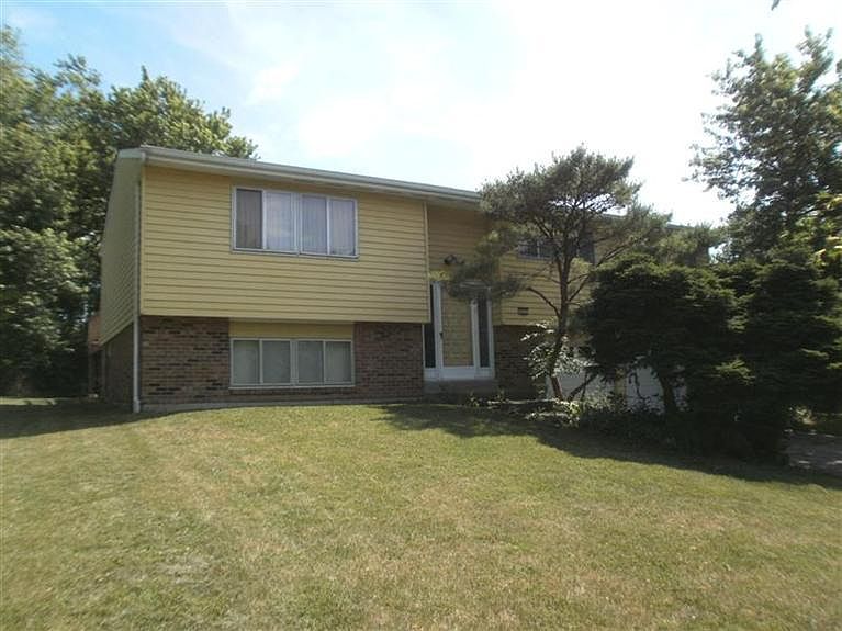 1st image of 873 Cedarhill Dr