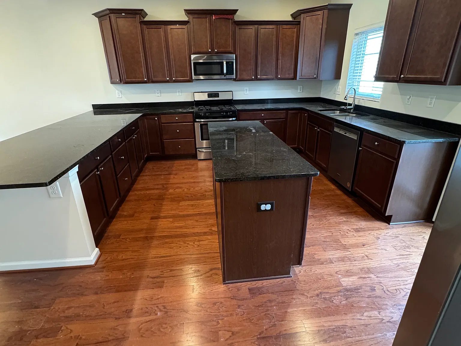 4 bed, 3.5 bath, 2480 sqft, $3,300 — Photo 3
