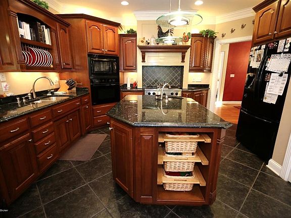 2nd image of 16 Glencove St