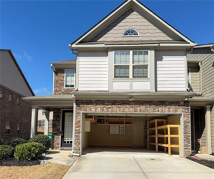 3 bed, 2.5 bath, 2292 sqft, $2,295 — Photo 2