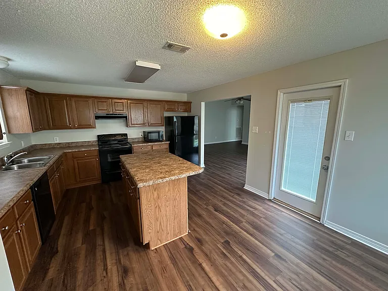 8914 Spring Grv S — Photo 4