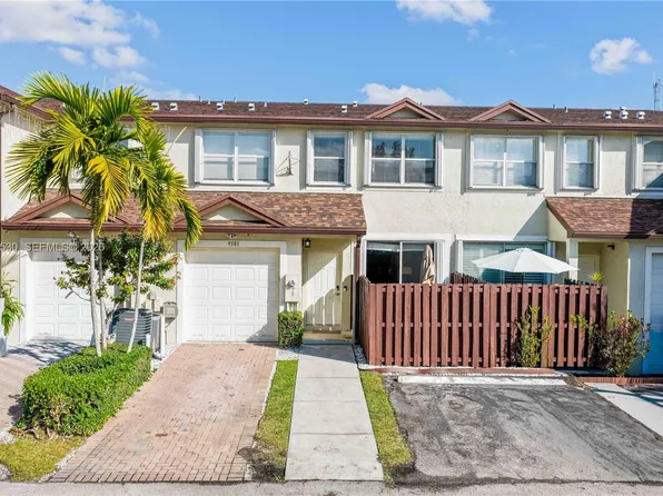 9581 SW 3rd St, Pembroke Pines, FL 33025