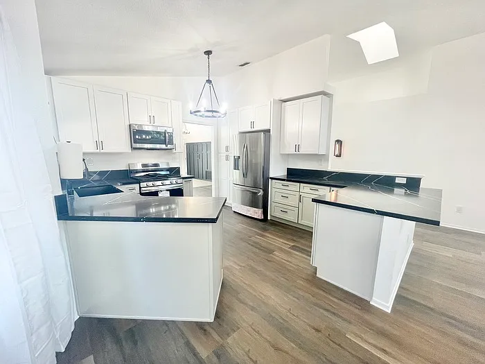 3 bed, 2.0 bath, 1728 sqft, $2,900 — Photo 3