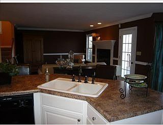 3rd image of 180 Hampshire Dr