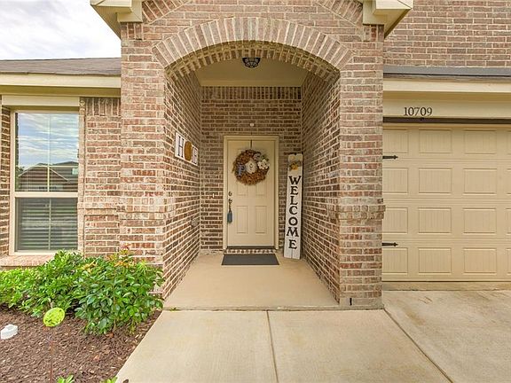 3rd image of 10709 Emerald Park Ln