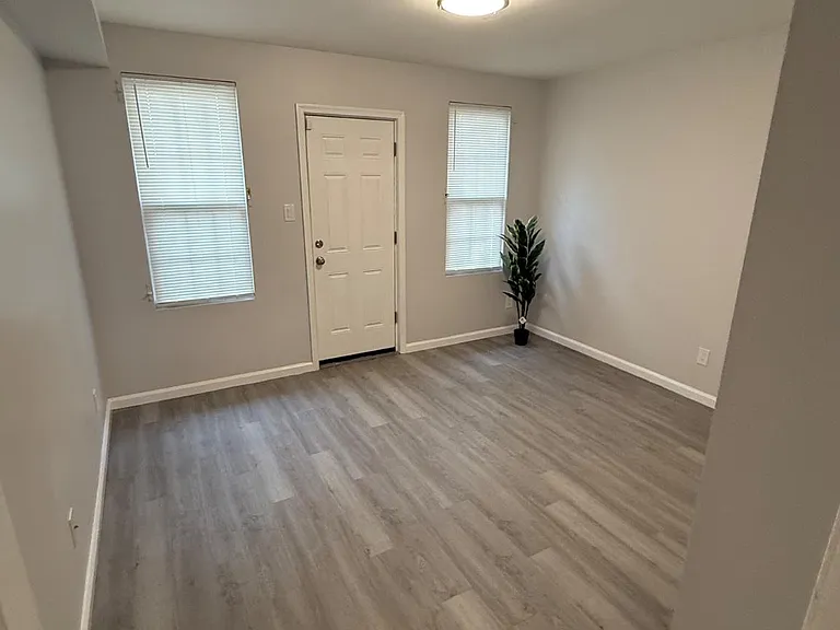 1920 N Darien St — Photo 15