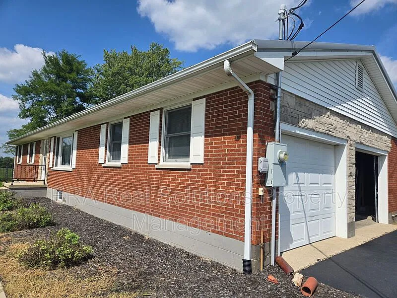 3 bed, 1.5 bath, 1600 sqft, $1,650 — Photo 2