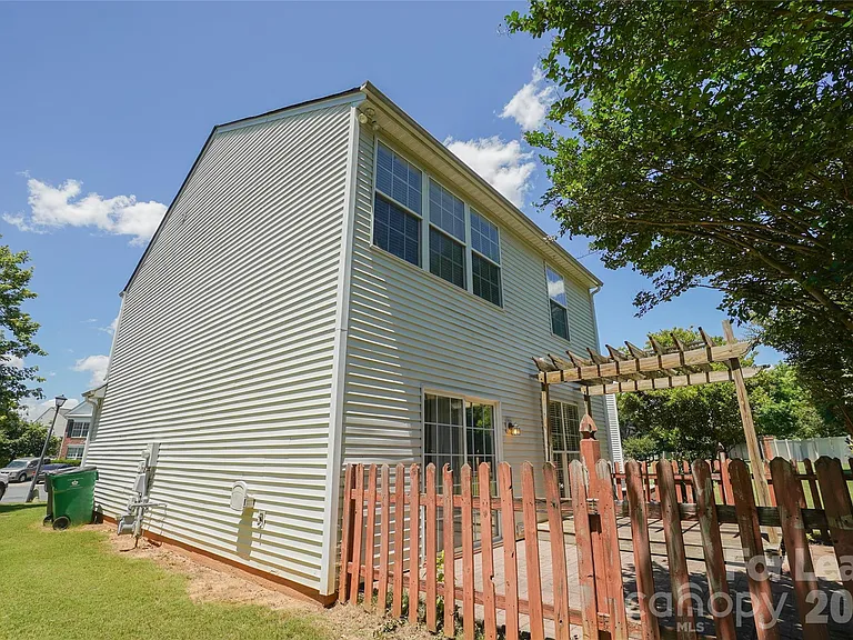 2411 Normancrest Ct — Photo 22