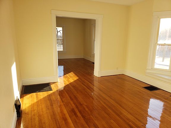 3rd image of 2201 Francis St