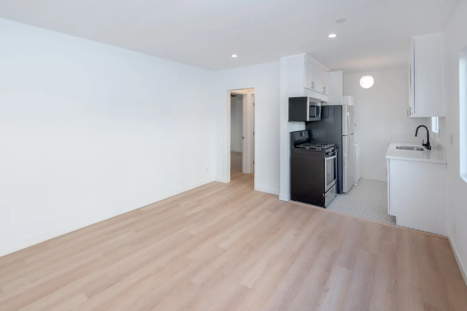 Newly Renovated 1BR/1BA in West Adams | In-Unit Washer/Dryer + Parking Available — Photo 3