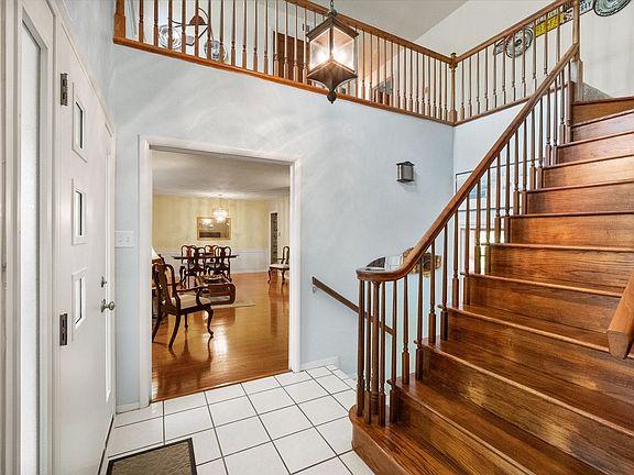 3rd image of 623 N Bowen Rd
