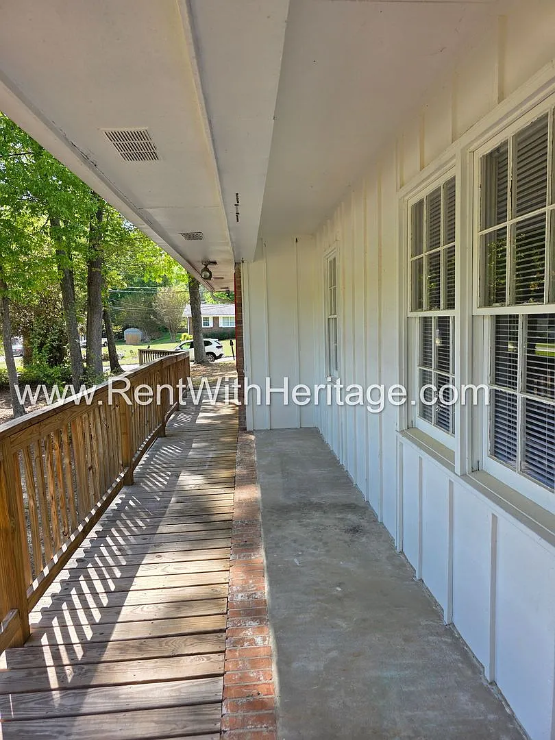 Fantastic 4 bed/2 bath Brick Ranch Home with an Open Floor Plan/ Partial Finished Basement. Very ... — Photo 3