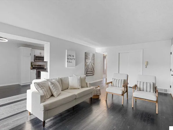 12727 Woodcrest Plz #3-222, Omaha, NE 68137