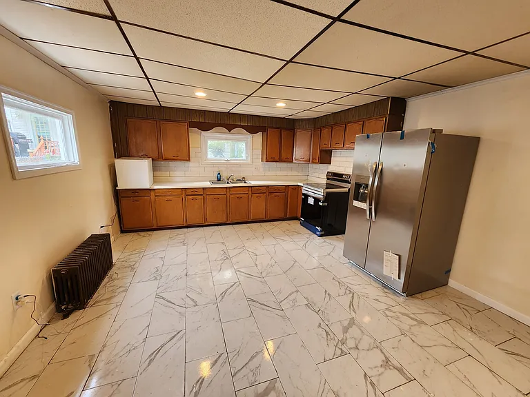 324 E Market St — Photo 3