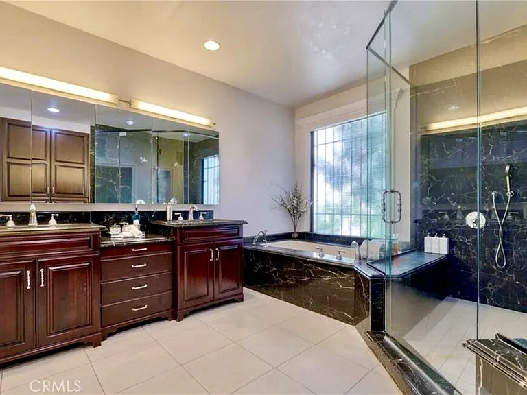 7218 Mulholland Dr — Photo 10