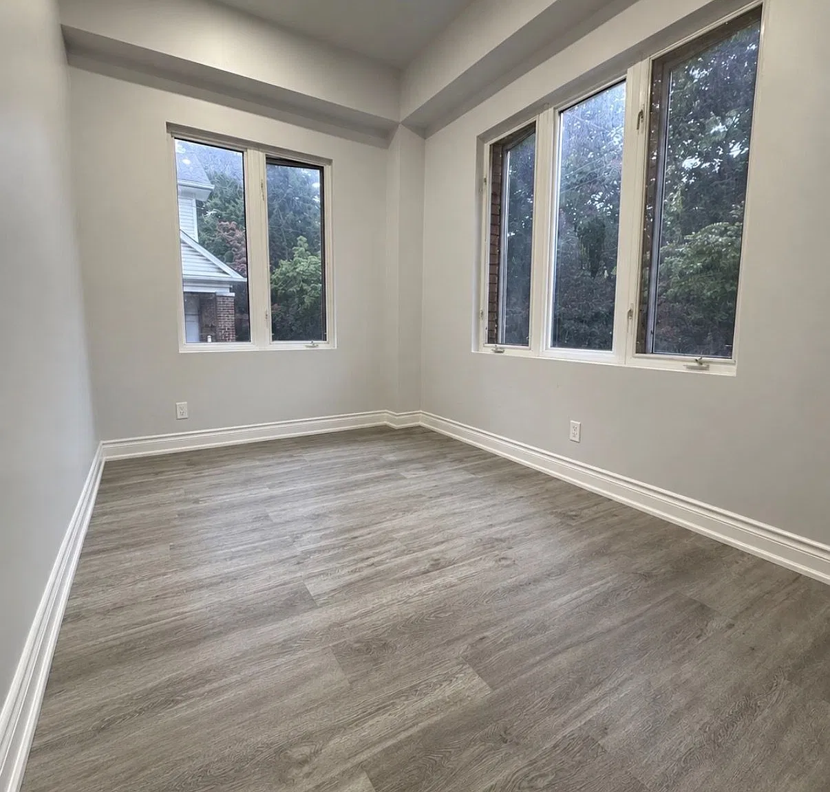 243 Woodfield Rd — Photo 3