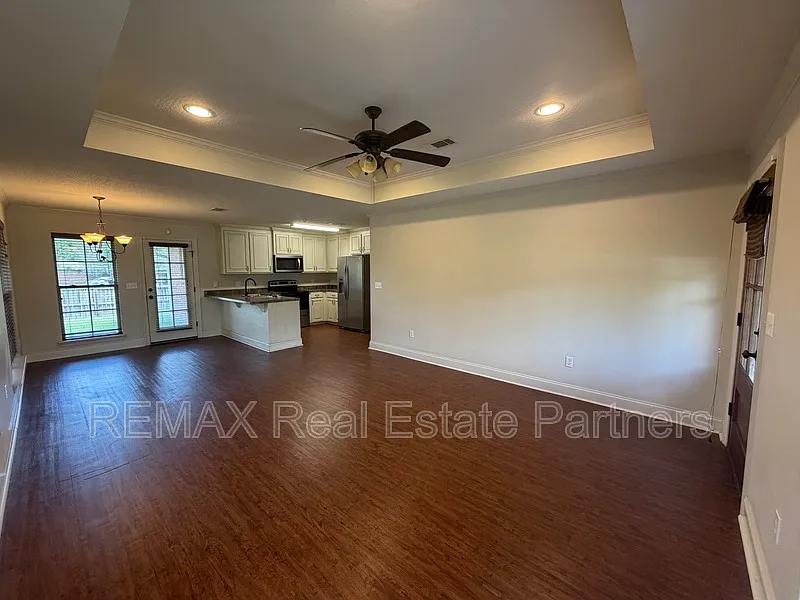 3 bed, 2.0 bath, 1163 sqft, $1,650 — Photo 3