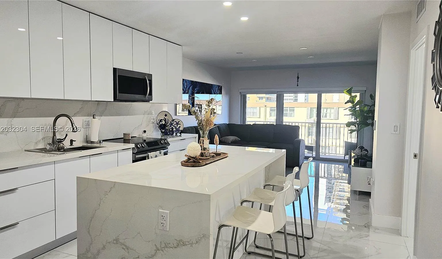 Hemispheres Condo — Photo 4