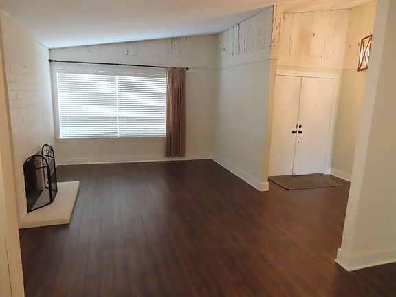 2nd image of 958 Valencia Ct