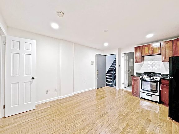 4th image of 136 Orchard St #5F