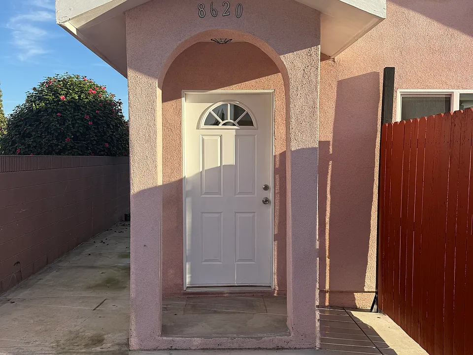 8620 Greenleaf Ave