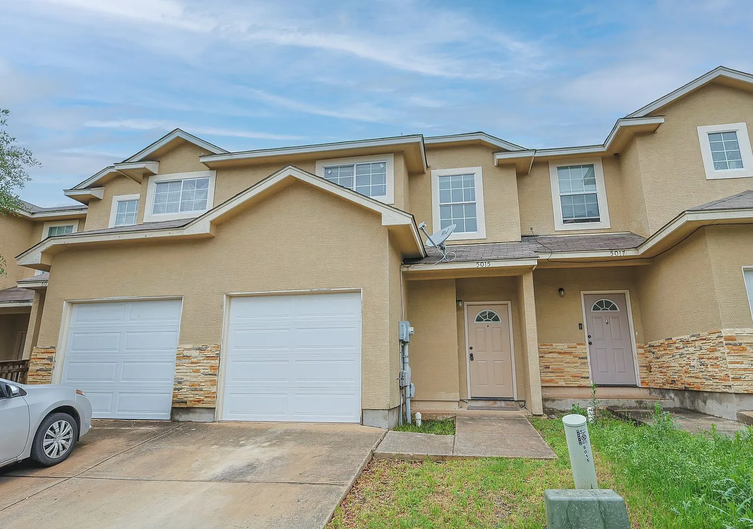 3 Bed 2.5 Townhome near Bandera & I-410 — Photo 2