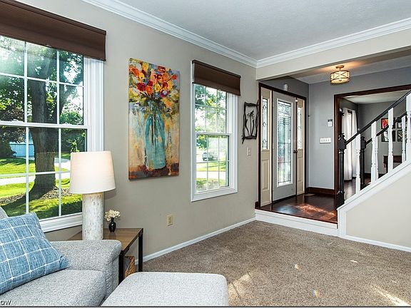 2nd image of 1424 Carriage Hill Dr