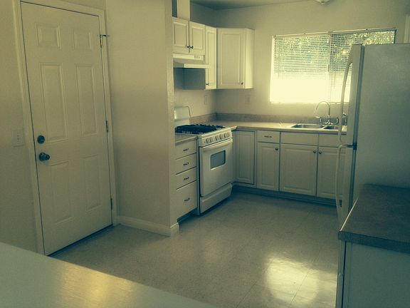 gas range, d/w, disposer, ceiling fan