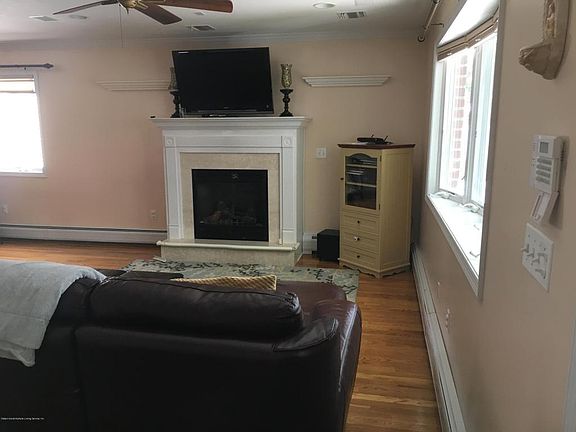 4th image of 188 Greeley Ave