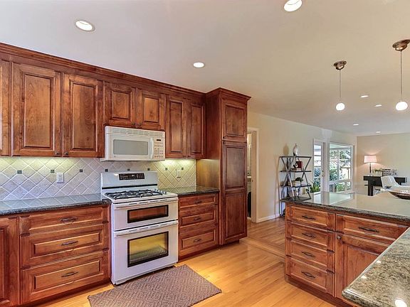 4th image of 2583 Hampton Ave