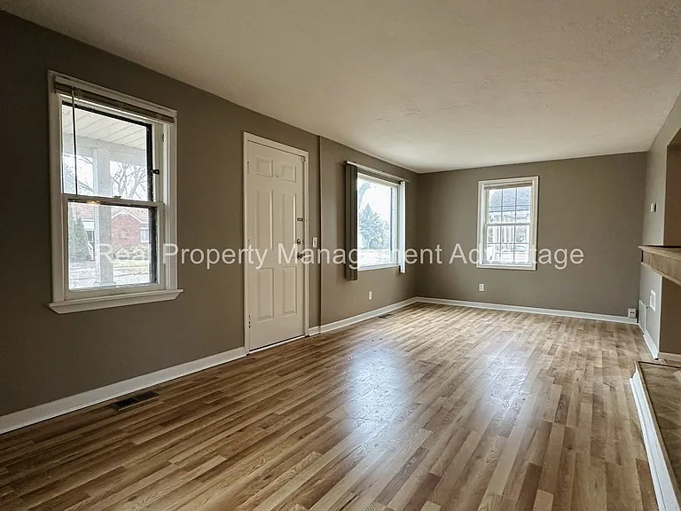 23511 Wellington Ave — Photo 4