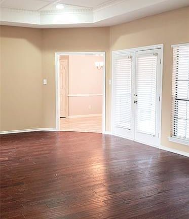 4th image of 2401 Wimbledon Dr