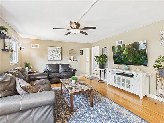 3rd image of 4238 Warwick Way
