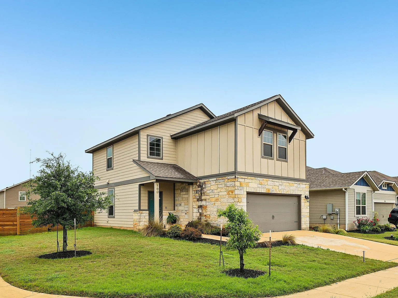 4 bed, 2.5 bath, 2250 sqft, $2,000 — Photo 2