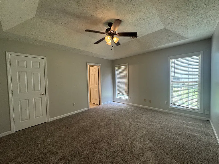 3634 Fairview Dr — Photo 5
