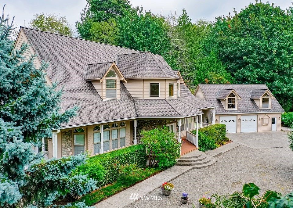 West Lake Stevens home with three ensuite bedrooms. One ensuite on the main floor and two ensuites upstairs. 